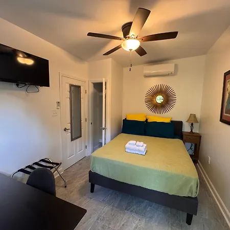 Charming Studio Cabin Under Oak Tree 2 Mins Walk To Magazine Quiet Neighborhood
